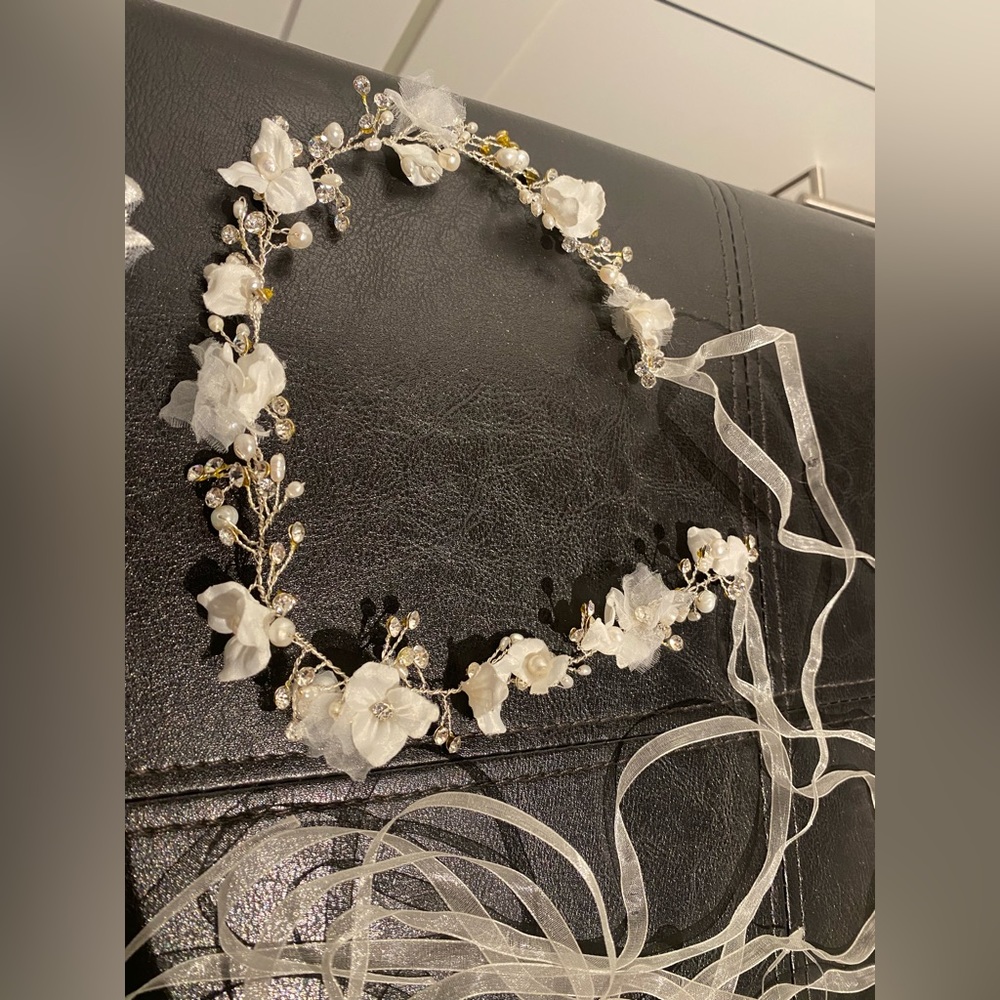 new NWT unused David’s Bridal flower hair crown with pearls/diamond-like pieces